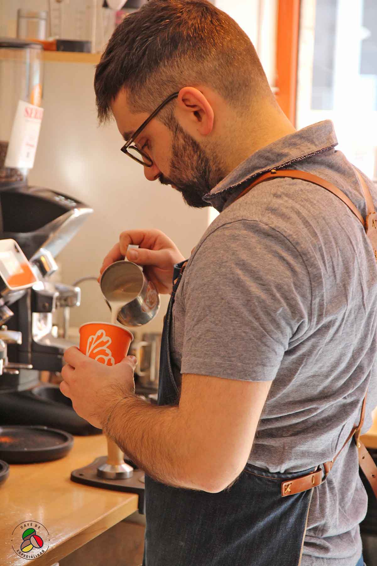 Facundo es dueño y con amplia experiencia como barista en Barcelona