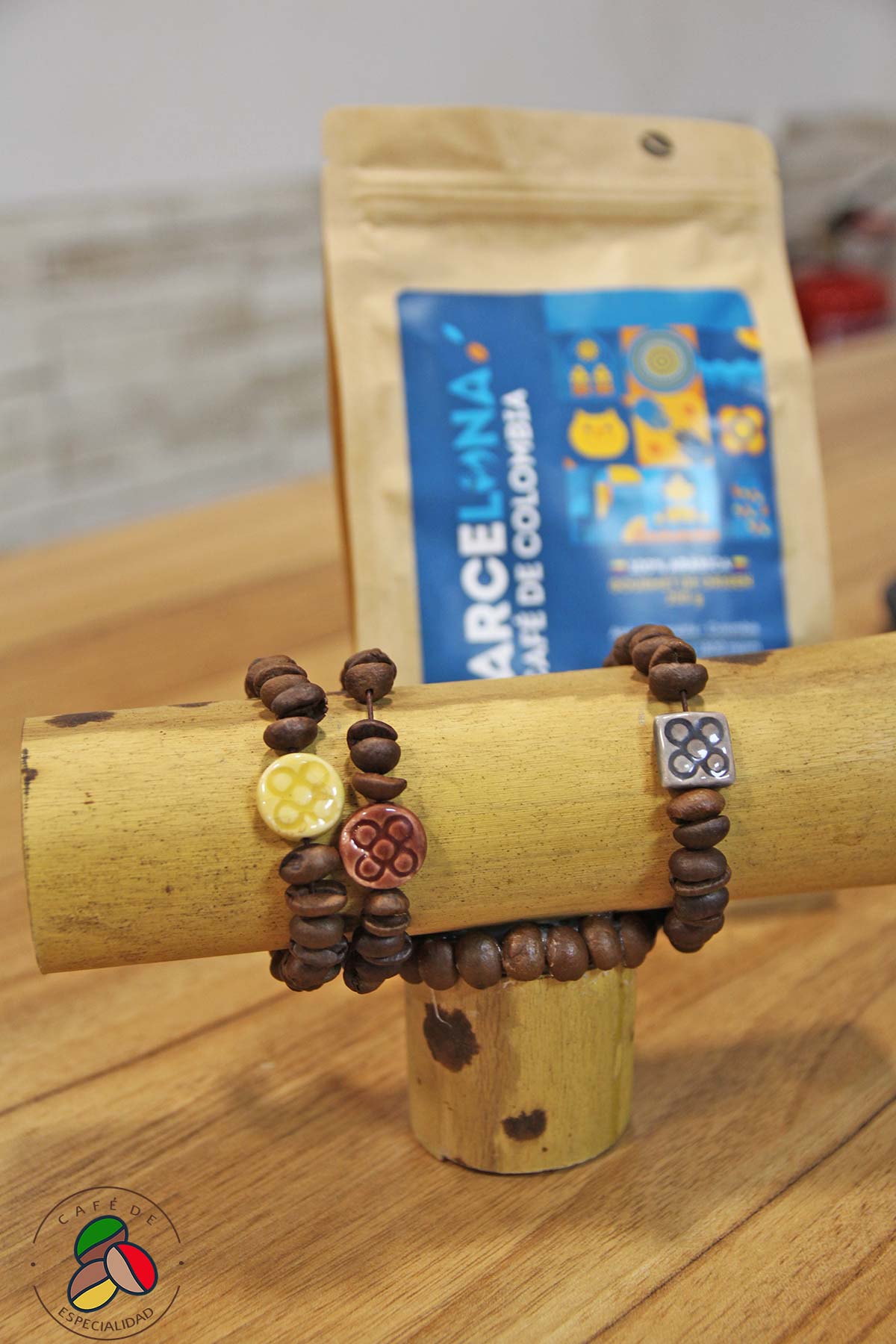 Pulsera hecha con granos de café